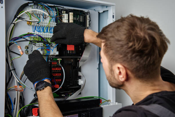 Elektriker installerar komponenter i en elcentral
